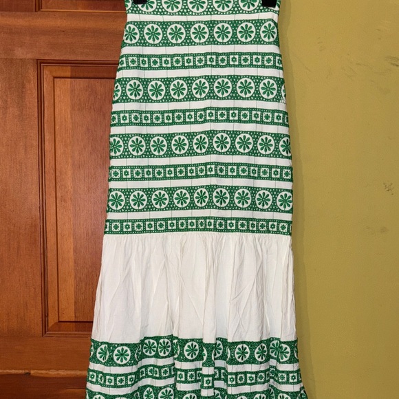Zara Dresses & Skirts - Zara Green and White Patterned Women's Skirt

Waist 13”
Hips 16”
Lenght 35”